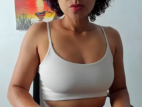 Snapshot of Seductress_Malia chatting on 10/27/25, 01:04 Seductress Malia online show from 10/27/25, 01:04