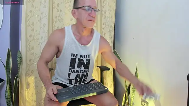 Snapshot of _axelking_ chatting on 05/19/26, 01:33 axelking online show from 05/19/26, 01:33