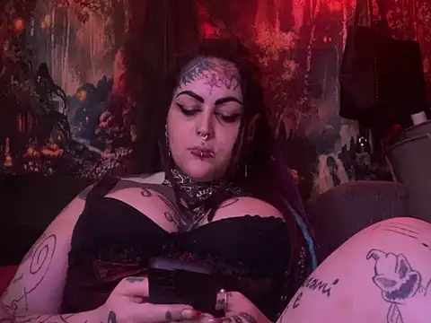 Snapshot of nyxvelon chatting on 11/16/25, 10:15 nyxvelon online show from 11/16/25, 10:15