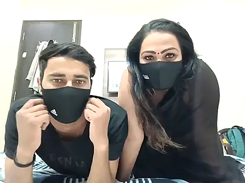 Snapshot of horny_milf_couple chatting on 10/08/25, 01:31 horny milf couple online show from 10/08/25, 01:31