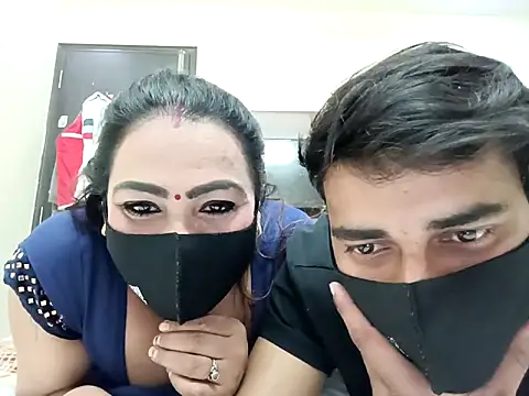 Snapshot of horny_milf_couple chatting on 11/14/25, 06:28 horny milf couple online show from 11/14/25, 06:28