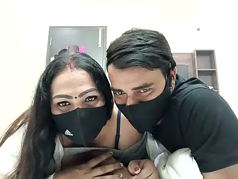 Snapshot of horny_milf_couple chatting on 11/21/25, 06:06 horny milf couple online show from 11/21/25, 06:06