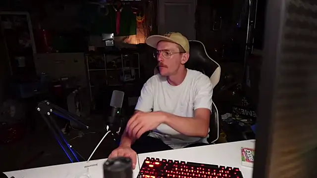 Snapshot of AverageMaleJay chatting on 10/05/25, 02:32 AverageMaleJay online show from 10/05/25, 02:32