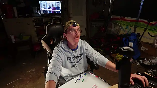 Snapshot of AverageMaleJay chatting on 11/04/25, 01:48 AverageMaleJay online show from 11/04/25, 01:48