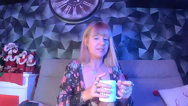 Snapshot of Delichieuse5 chatting on 12/06/24, 08:40 Delichieuse5 online show from 12/06/24, 08:40