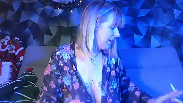 Snapshot of Delichieuse5 chatting on 12/10/24, 11:40 Delichieuse5 online show from 12/10/24, 11:40