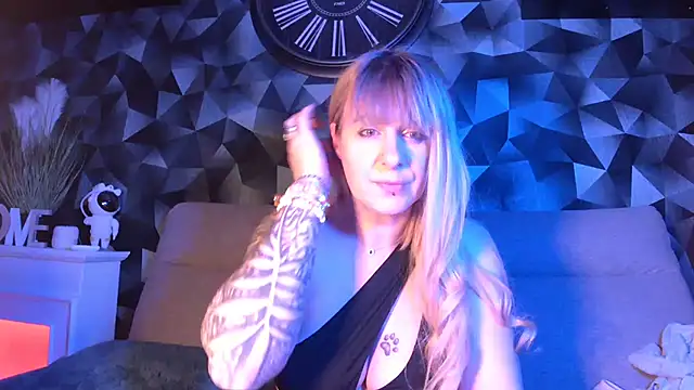 Snapshot of Delichieuse5 chatting on 02/17/25, 08:47 Delichieuse5 online show from 02/17/25, 08:47