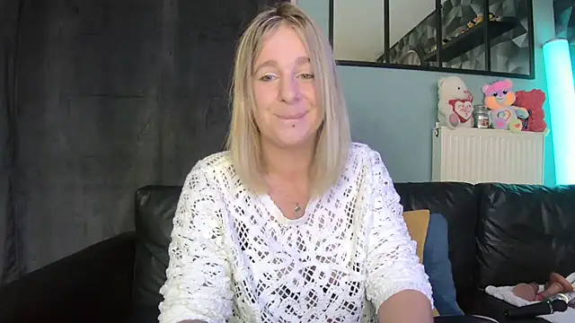 Snapshot of Delichieuse5 chatting on 09/18/25, 07:27 Delichieuse5 online show from 09/18/25, 07:27