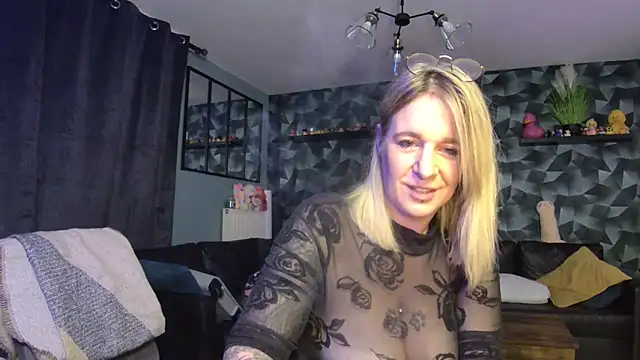 Snapshot of Delichieuse5 chatting on 10/07/25, 07:44 Delichieuse5 online show from 10/07/25, 07:44