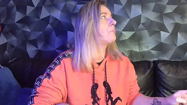 Snapshot of Delichieuse5 chatting on 11/03/25, 08:32 Delichieuse5 online show from 11/03/25, 08:32