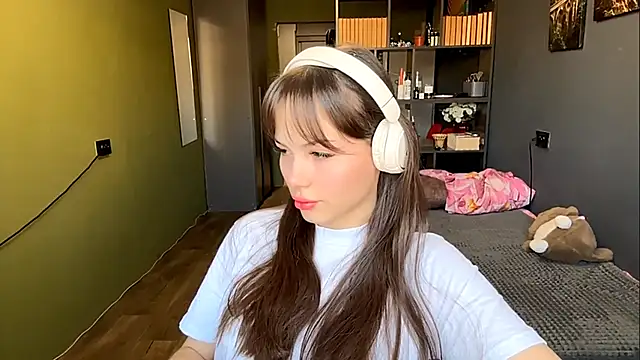 Snapshot of MysticAlisa chatting on 12/02/25, 06:08 MysticAlisa online show from 12/02/25, 06:08