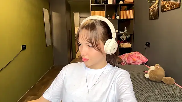 Snapshot of MysticAlisa chatting on 12/05/25, 06:33 MysticAlisa online show from 12/05/25, 06:33