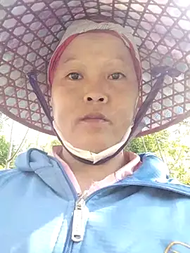 Snapshot of sumaybae chatting on 10/13/25, 02:11 sumaybae online show from 10/13/25, 02:11