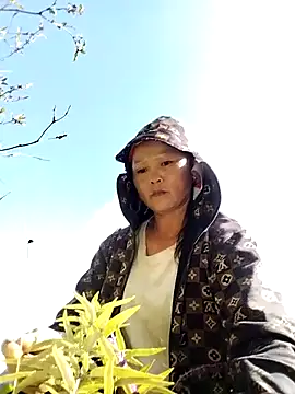 Snapshot of sumaybae chatting on 10/18/25, 02:14 sumaybae online show from 10/18/25, 02:14