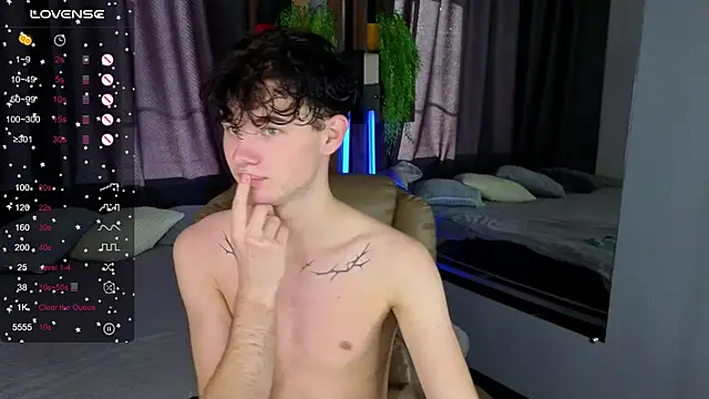 Snapshot of Cute_Mike chatting on 10/19/25, 06:14 Cute Mike online show from 10/19/25, 06:14