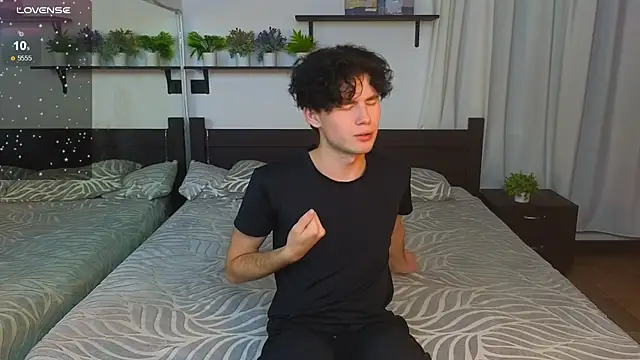 Snapshot of Cute_Mike chatting on 11/18/25, 04:55 Cute Mike online show from 11/18/25, 04:55