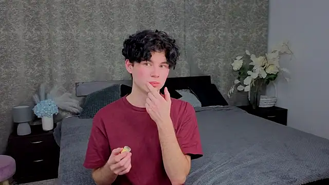 Snapshot of Cute_Mike chatting on 11/19/25, 07:58 Cute Mike online show from 11/19/25, 07:58