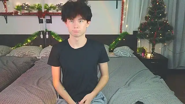 Snapshot of Cute_Mike chatting on 12/14/25, 09:19 Cute Mike online show from 12/14/25, 09:19