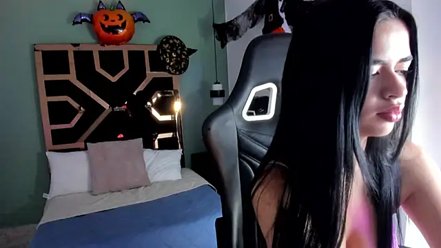 Snapshot of Ariadna_Santos chatting on 10/13/25, 11:43 Ariadna Santos online show from 10/13/25, 11:43