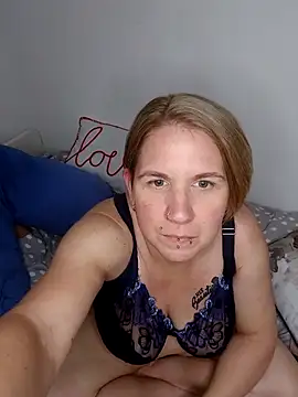 Snapshot of LaceyWestxx chatting on 10/25/25, 05:08 LaceyWestxx online show from 10/25/25, 05:08