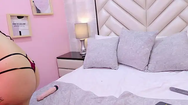 Snapshot of CristalShayy chatting on 12/03/25, 03:32 CristalShayy online show from 12/03/25, 03:32