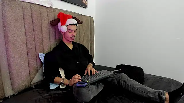 Snapshot of Timothe_Evans chatting on 12/17/25, 04:07 Timothe Evans online show from 12/17/25, 04:07