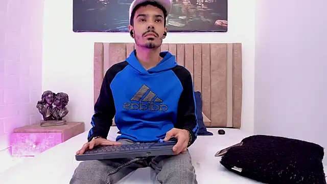 Snapshot of Timothe_Evans chatting on 12/21/25, 04:19 Timothe Evans online show from 12/21/25, 04:19