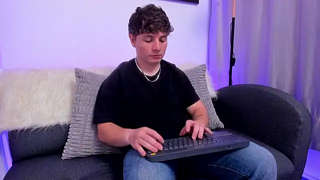 Leoo Miller online show from 12/03/25, 03:58