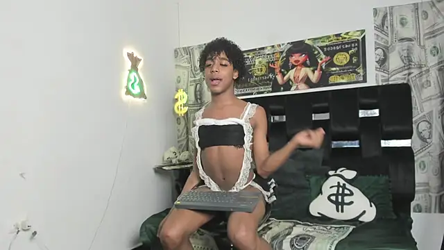 Brunette Latinas online show from 10/14/25, 02:18