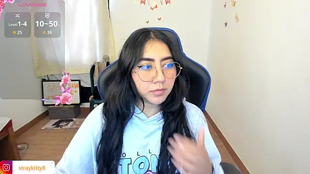 Snapshot of LoveLyy- chatting on 04/17/26, 08:34 LoveLyy- online show from 04/17/26, 08:34