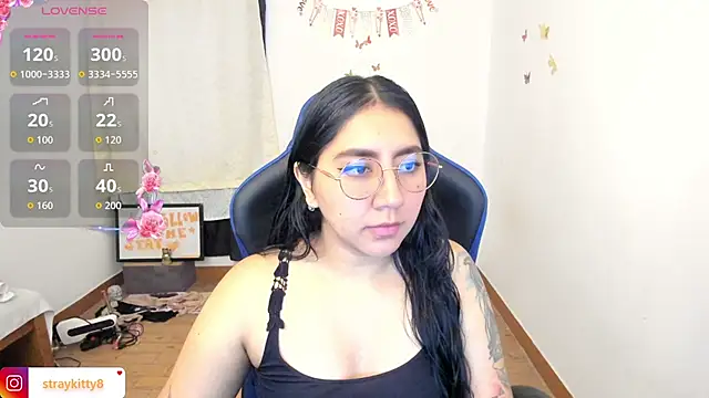 Snapshot of LoveLyy- chatting on 06/10/26, 02:05 LoveLyy- online show from 06/10/26, 02:05
