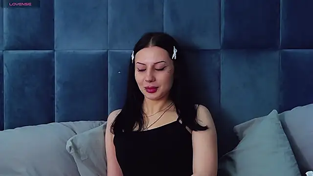 Snapshot of MaeAnna chatting on 11/19/25, 04:23 MaeAnna online show from 11/19/25, 04:23