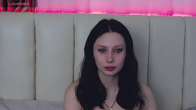 Snapshot of MaeAnna chatting on 12/14/25, 01:27 MaeAnna online show from 12/14/25, 01:27