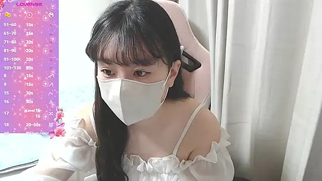 Snapshot of hinako08 chatting on 12/18/25, 10:05 hinako08 online show from 12/18/25, 10:05