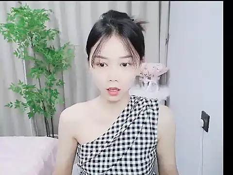 mili0923 online show from 10/17/25, 08:39