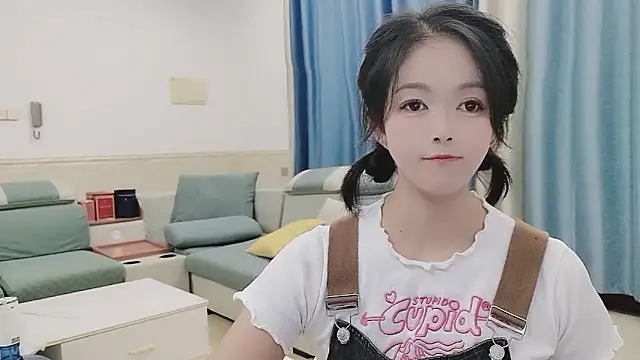 Snapshot of Q_Yumi chatting on 10/15/25, 09:31 Q Yumi online show from 10/15/25, 09:31