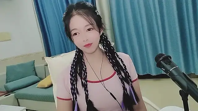 Snapshot of Q_Yumi chatting on 10/16/25, 12:39 Q Yumi online show from 10/16/25, 12:39