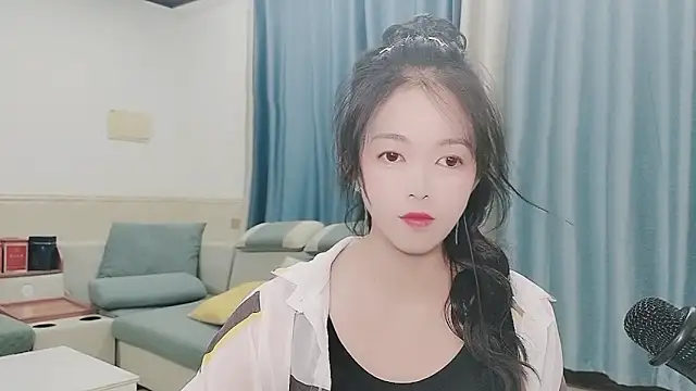 Snapshot of Q_Yumi chatting on 10/18/25, 02:29 Q Yumi online show from 10/18/25, 02:29