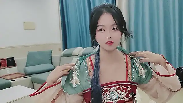 Snapshot of Q_Yumi chatting on 10/19/25, 12:06 Q Yumi online show from 10/19/25, 12:06