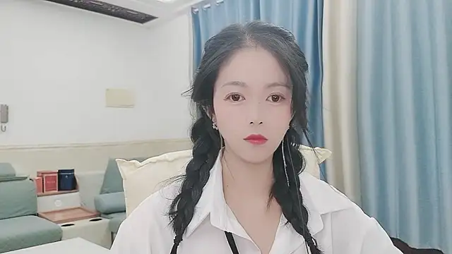 Snapshot of Q_Yumi chatting on 10/20/25, 12:05 Q Yumi online show from 10/20/25, 12:05