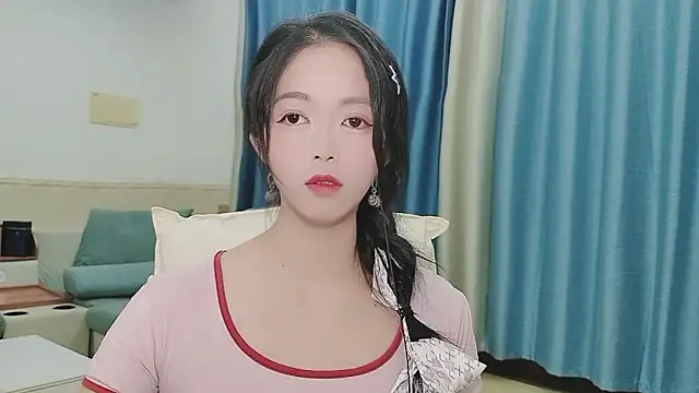 Snapshot of Q_Yumi chatting on 10/21/25, 10:27 Q Yumi online show from 10/21/25, 10:27