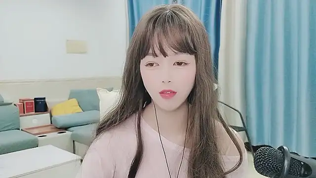 Snapshot of Q_Yumi chatting on 10/23/25, 01:10 Q Yumi online show from 10/23/25, 01:10