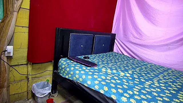 Snapshot of vale_only chatting on 10/22/25, 02:01 vale only online show from 10/22/25, 02:01