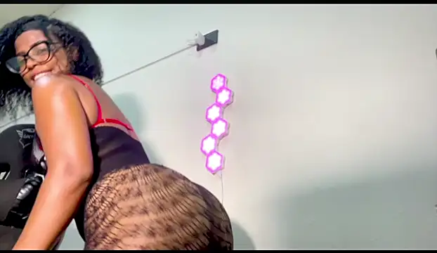 natybratz01 online show from 11/11/25, 12:10