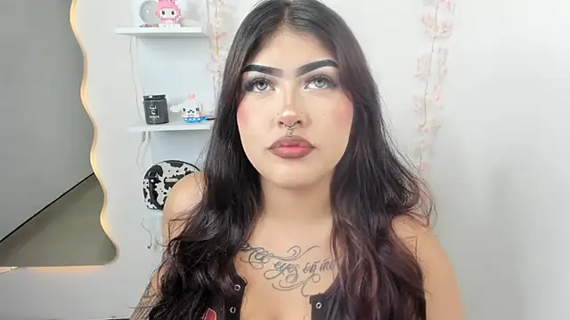 hollycute   online show from 07/18/26, 10:57