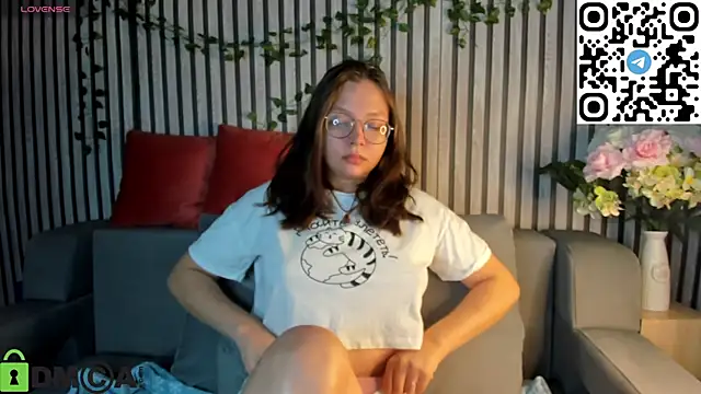 Snapshot of Nuura_Moore chatting on 11/19/25, 01:05 Nuura Moore online show from 11/19/25, 01:05