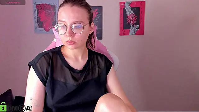 Snapshot of Nuura_Moore chatting on 11/21/25, 01:04 Nuura Moore online show from 11/21/25, 01:04