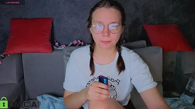 Snapshot of Nuura_Moore chatting on 11/28/25, 01:08 Nuura Moore online show from 11/28/25, 01:08