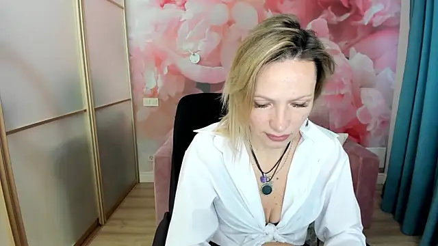 Snapshot of AlinaMoor chatting on 03/21/26, 07:02 AlinaMoor online show from 03/21/26, 07:02
