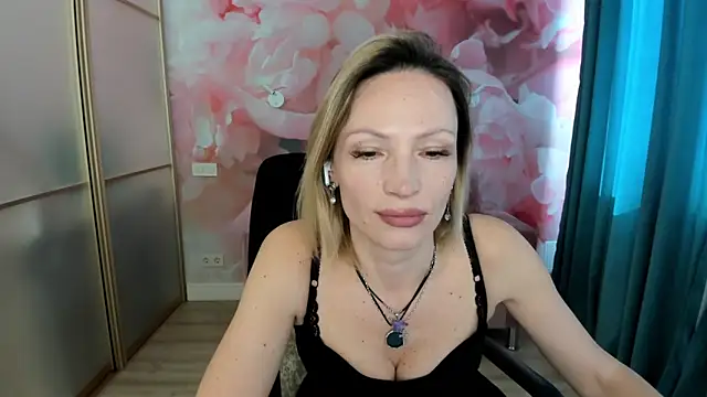 Snapshot of AlinaMoor chatting on 03/28/26, 07:30 AlinaMoor online show from 03/28/26, 07:30